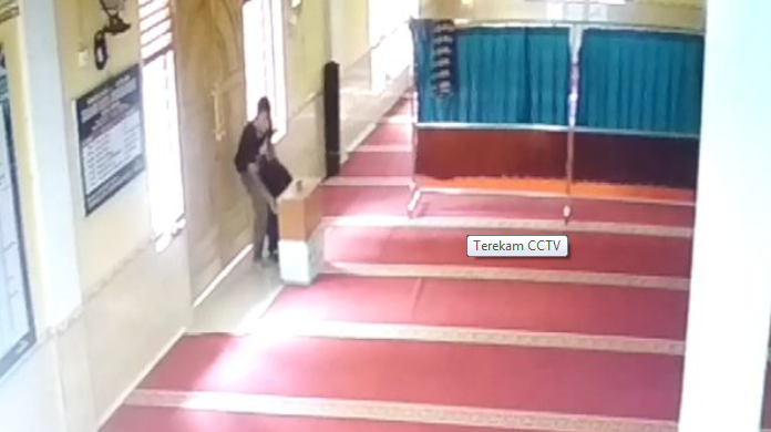 Aksi Pengupakan Kotak Infak Terekam Camera CCTV